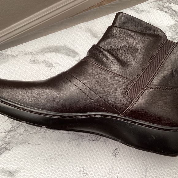 Clarks Booties NIB size 9.5W - Picture 9 of 10